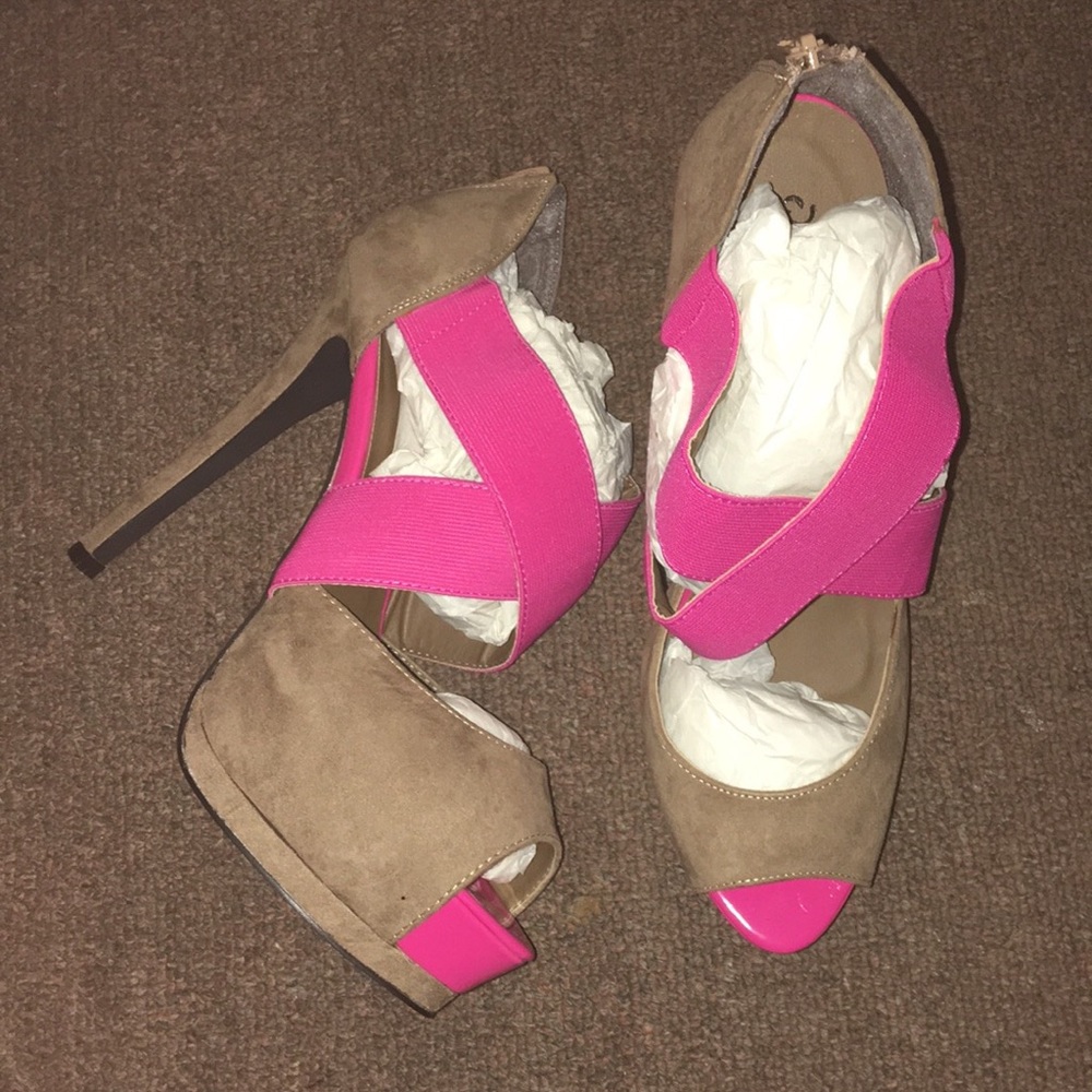 Tan and fushia pink heels 👠💝